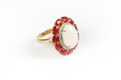 Bague en or de deux tons sertie d'une opale...