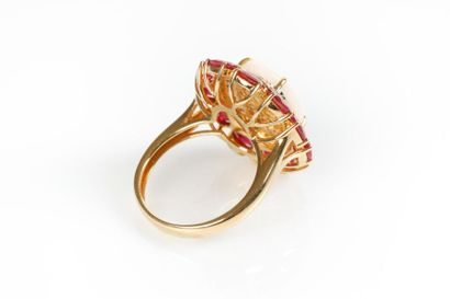 Bague en or de deux tons sertie d'une opale...