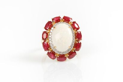 Bague en or de deux tons sertie d'une opale...