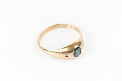 Bague jonc anglais sertie d'un saphir ovale...