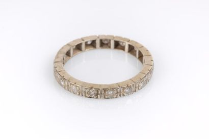 Alliance en or gris sertie de petits diamants....