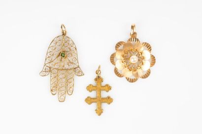 3 pendentifs en or et petites pierres: main...