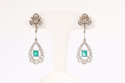 Paire de pendants d'oreilles en or gris sertis...