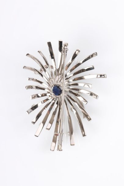 Broche rayonnante en or gris, sertie au centre...