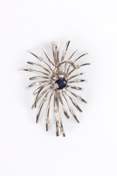 Broche rayonnante en or gris, sertie au centre...