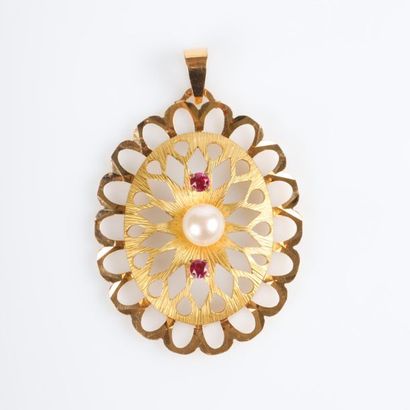 Pendentif en or, motifs ajourés centré d'une...