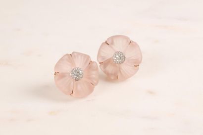 Paire de boucles d'oreilles fleurs en or...