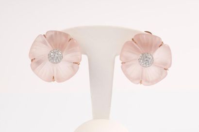 Paire de boucles d'oreilles fleurs en or...