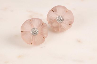 Paire de boucles d'oreilles fleurs en or...