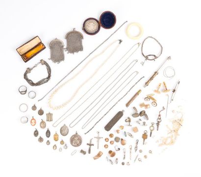 Ensemble de bijoux de fantaisie et objets...