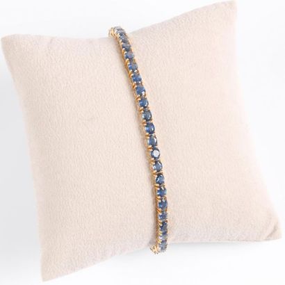 Bracelet ligne en or sertie de saphirs ovales...