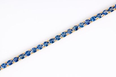 Bracelet ligne en or sertie de saphirs ovales...