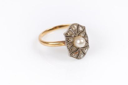 Bague en or de deux tons sertie d'une perle...