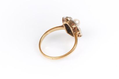 Bague en or de deux tons sertie d'une perle...