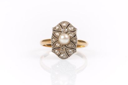 Bague en or de deux tons sertie d'une perle...