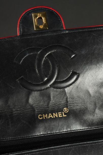 CHANEL. Sac à main en cuir matelassé noir...