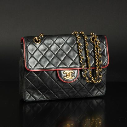 CHANEL. Sac à main en cuir matelassé noir...