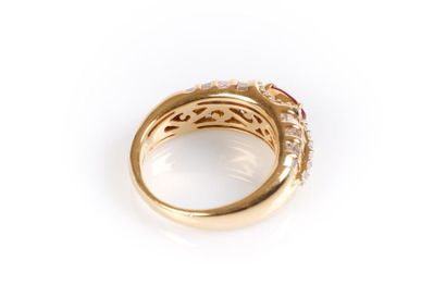 Bague en or jaune ornée en son centre d'un...