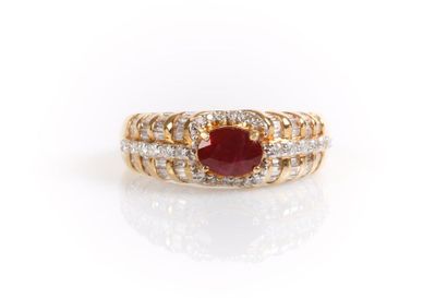 Bague en or jaune ornée en son centre d'un...