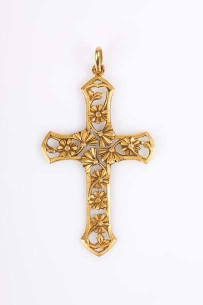 Pendentif croix en or ajouré de fleurs. Vers...