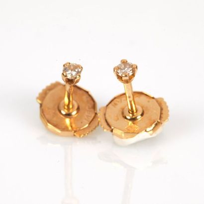 Pair de clous d'oreille en or sertis chacun...