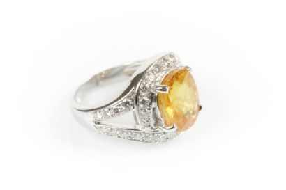 Bague en or gris sertie d'un saphir jaune...