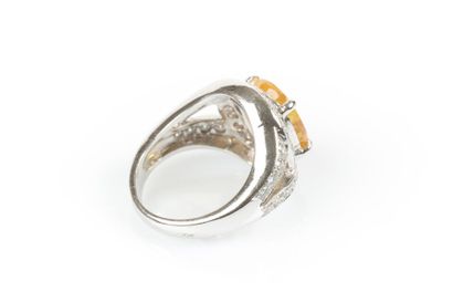 Bague en or gris sertie d'un saphir jaune...