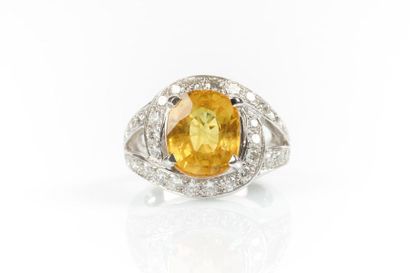 Bague en or gris sertie d'un saphir jaune...
