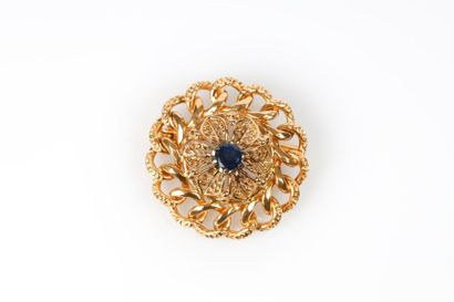 Broche rosace en or ajouré sertie d'un saphir...