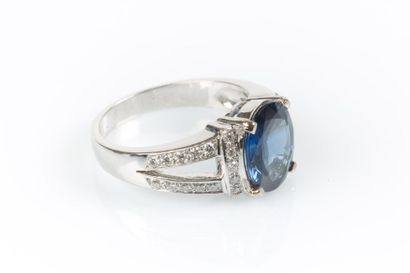 Bague en or gris sertie d'un saphir ovale...