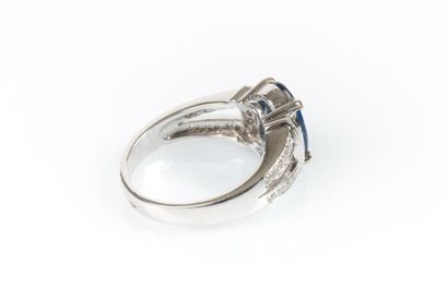 Bague en or gris sertie d'un saphir ovale...