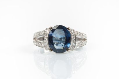 Bague en or gris sertie d'un saphir ovale...