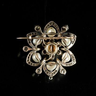 Broche fleur en or et argent sertie de sept...