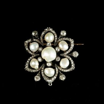 Broche fleur en or et argent sertie de sept...