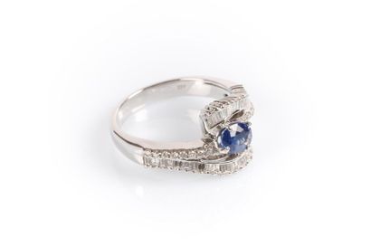 Bague en or blanc croisée soutenant un saphir...