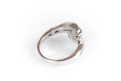 Bague en or blanc croisée soutenant un saphir...