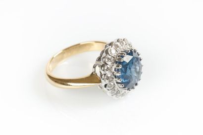 Bague en or de deux tons sertie d'un saphir...