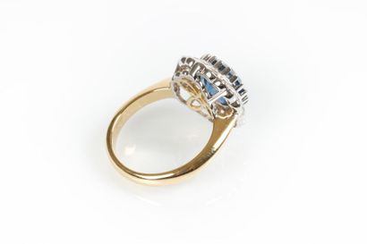 Bague en or de deux tons sertie d'un saphir...