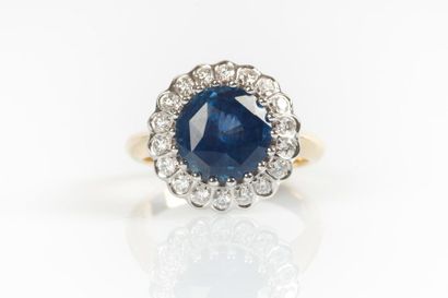 Bague en or de deux tons sertie d'un saphir...