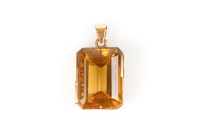 Pendentif en or sertie d'une topaze taille...