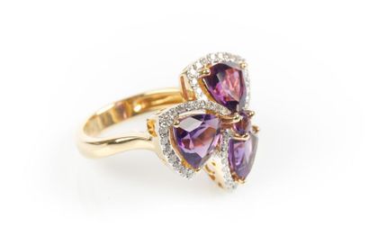 Bague fleurs en or sertie d'une améthystes...