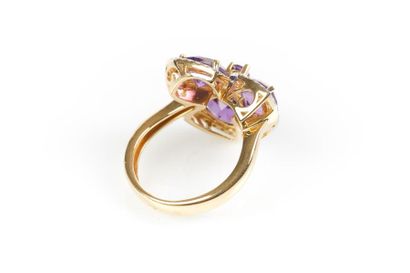 Bague fleurs en or sertie d'une améthystes...