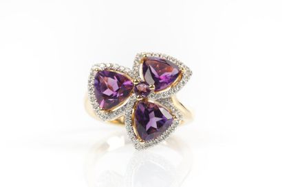 Bague fleurs en or sertie d'une améthystes...