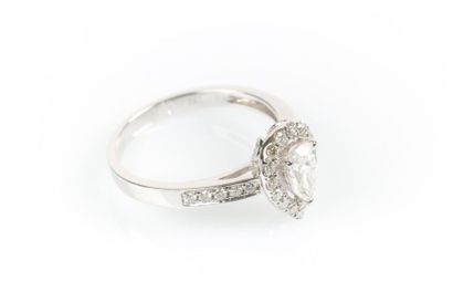 Bague en or gris sertie d'une diamant poire...
