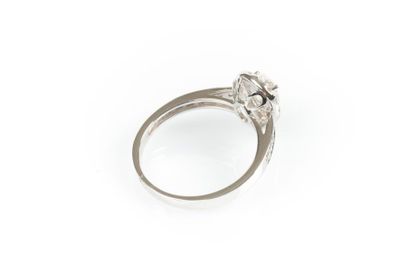 Bague en or gris sertie d'une diamant poire...