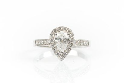 Bague en or gris sertie d'une diamant poire...