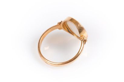 Bague en or ornée d'une opale cabochon en...