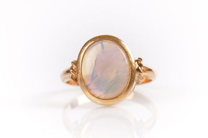Bague en or ornée d'une opale cabochon en...