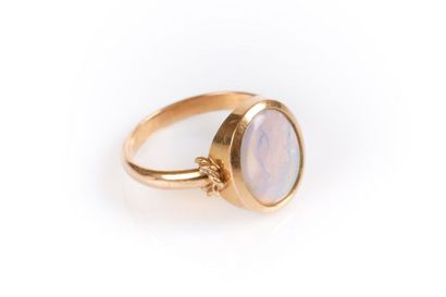 Bague en or ornée d'une opale cabochon en...