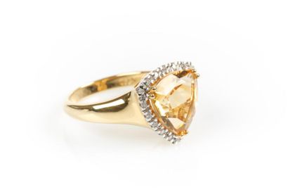 Bague en or sertie d'une citrine taille trillon...